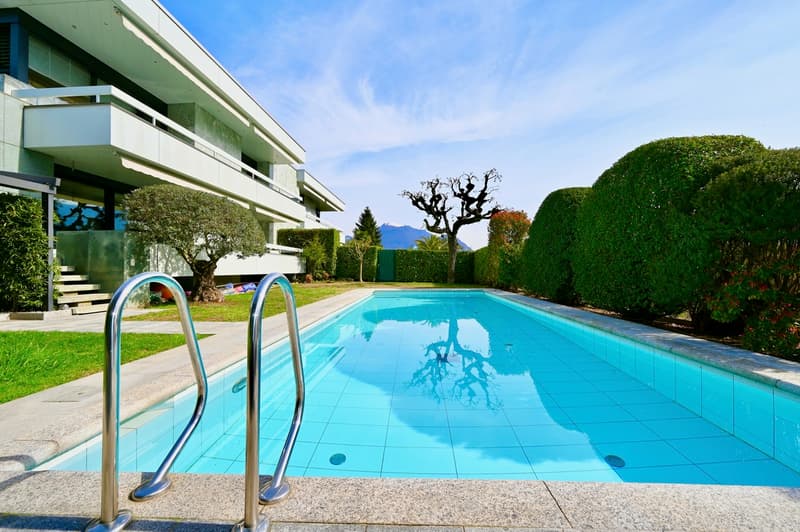 Incantevole Villa Bifamiliare con Giardino e Piscina Privati (2)