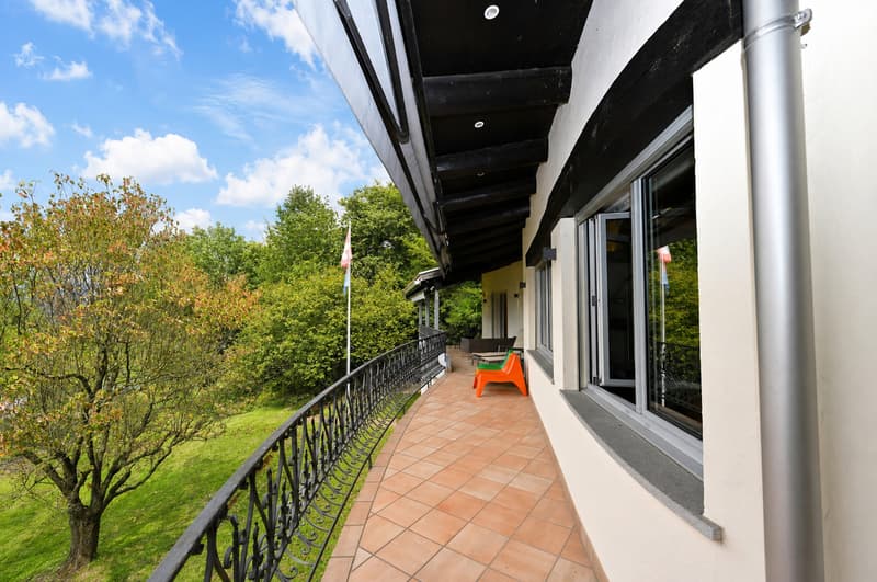 Elegante Villa con Piscina Coperta e Ampio Terreno a Vezia (9)