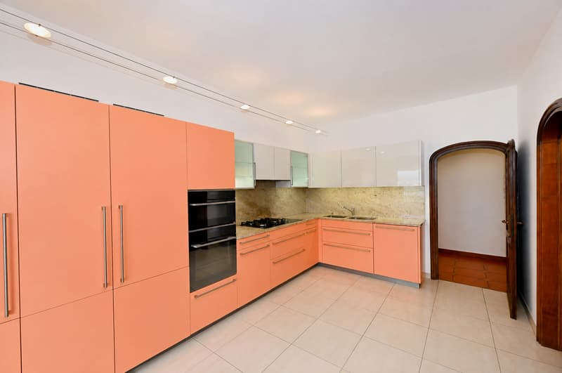 Elegante Villa con Piscina Coperta e Ampio Terreno a Vezia (13)