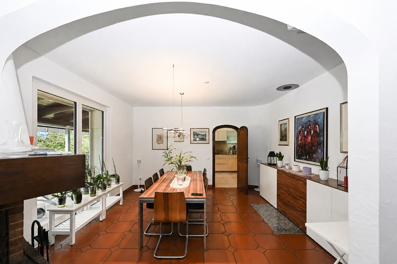 Elegante Villa con Piscina Coperta e Ampio Terreno a Vezia (7)