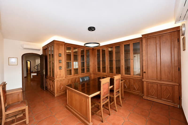 Elegante Villa con Piscina Coperta e Ampio Terreno a Vezia (11)