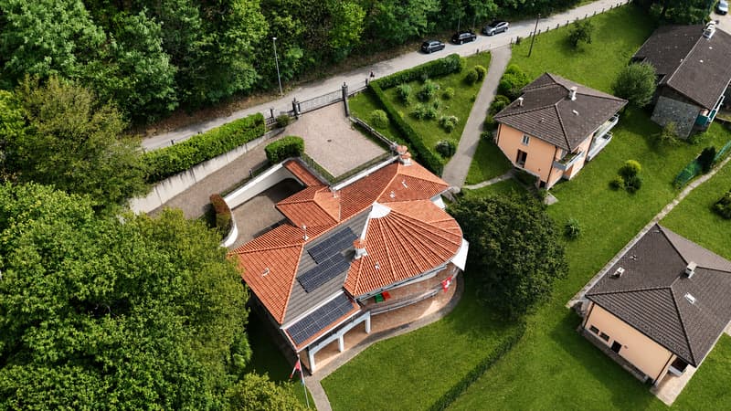 Elegante Villa con Piscina Coperta e Ampio Terreno a Vezia (3)