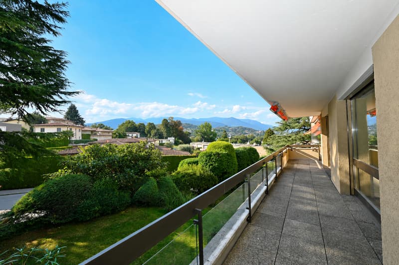Appartamento Rinnovato con Terrazza e Piscina Condominiale (1)