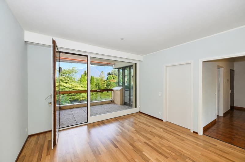 Appartamento Rinnovato con Terrazza e Piscina Condominiale (10)