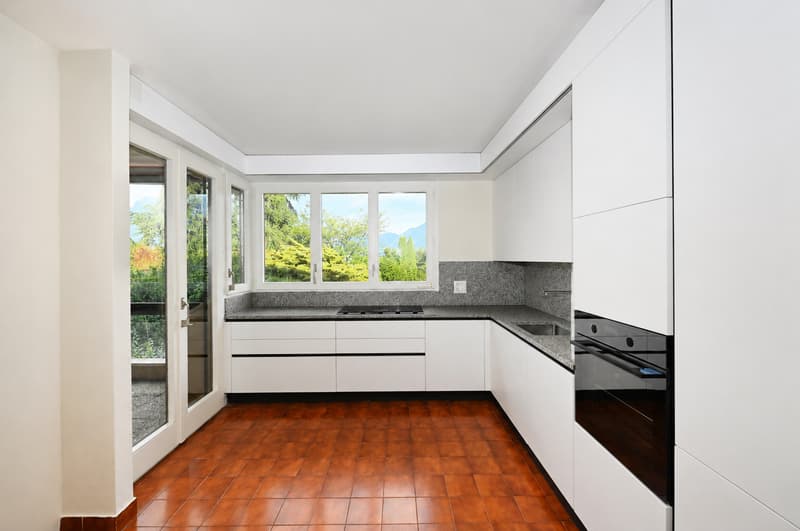 Appartamento Rinnovato con Terrazza e Piscina Condominiale (12)