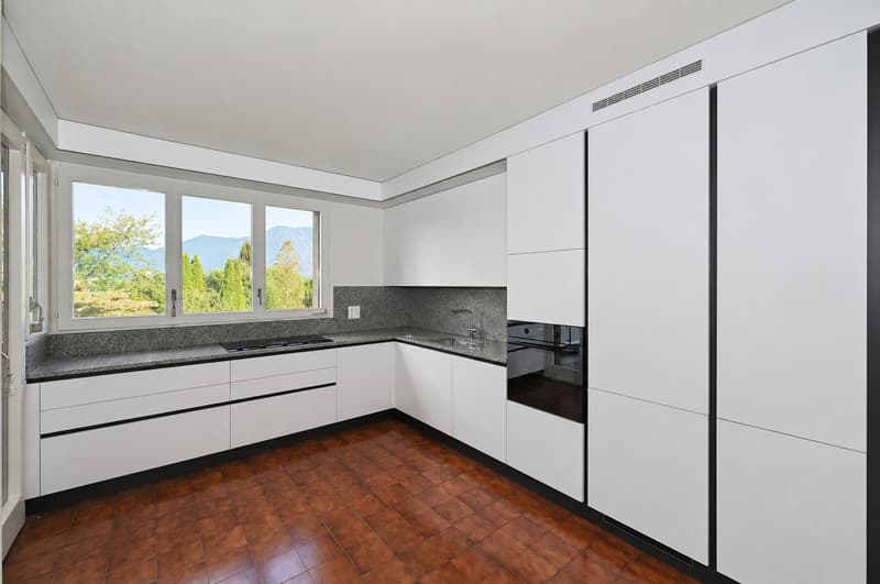 Appartamento Rinnovato con Terrazza e Piscina Condominiale (11)