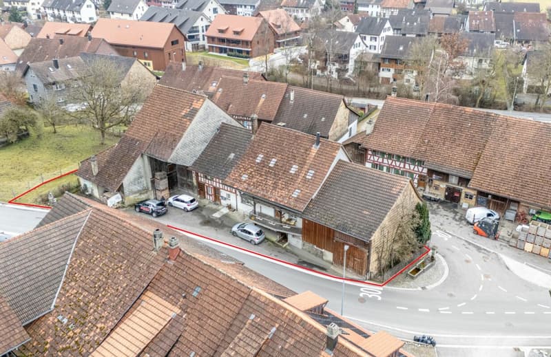 Potenzialreiches Bauernhaus mit drei Wohneinheiten und Scheune (2)