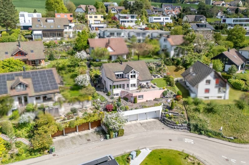 Traumhafte Weitsicht trifft Wohnqualität - vielseitiges Einfamilienhaus an erhöhter Lage (1)