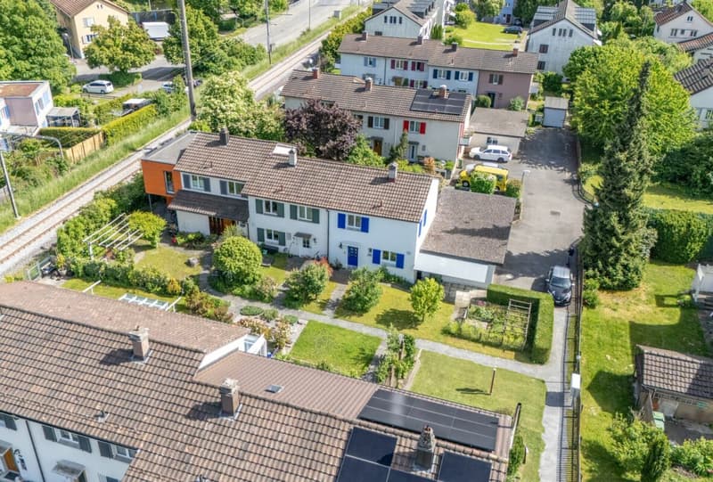 Charmantes 4.5 Zimmer Eck-Einfamilienhaus mit geschütztem Aussenbereich und Garagenbox (3)