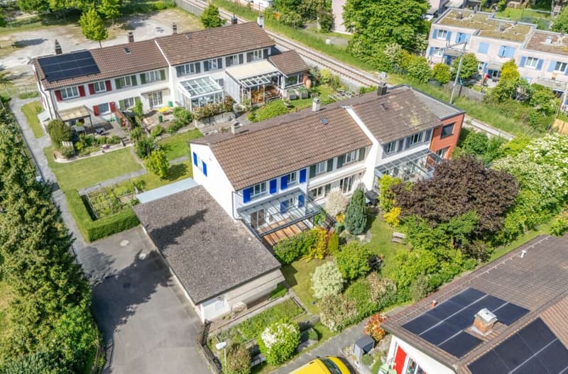 Charmantes 4.5 Zimmer Eck-Einfamilienhaus mit geschütztem Aussenbereich und Garagenbox (1)