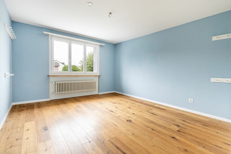Charmantes 4.5 Zimmer Eck-Einfamilienhaus mit geschütztem Aussenbereich und Garagenbox (15)