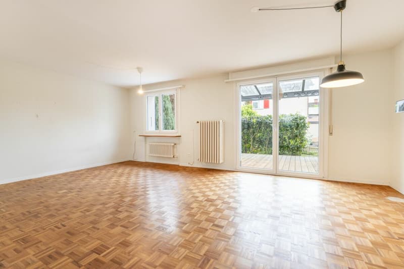 Charmantes 4.5 Zimmer Eck-Einfamilienhaus mit geschütztem Aussenbereich und Garagenbox (7)