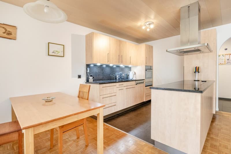 Komfortable 3.5 Zimmer Wohnung mit Balkon und zwei Tiefgaragenplätze (4)