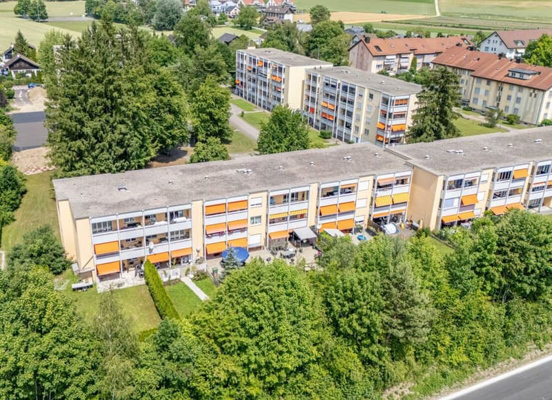 Komfortable 3.5 Zimmer Wohnung mit Balkon und zwei Tiefgaragenplätze (2)