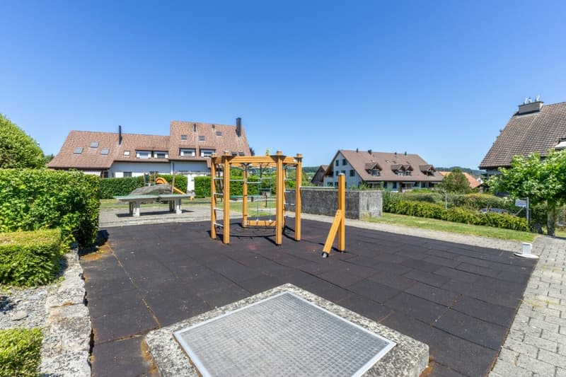 Grosszügiges 6.5-Zimmer-Doppeleinfamilienhaus mit Doppelgarage, Garten und Pool (21)