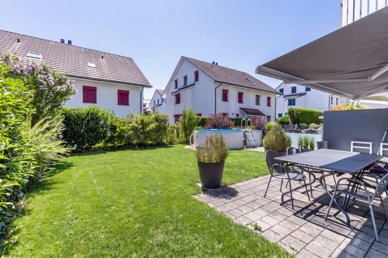 Grosszügiges 6.5-Zimmer-Doppeleinfamilienhaus mit Doppelgarage, Garten und Pool (2)