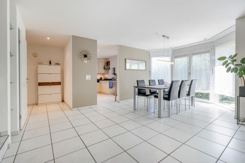 Grosszügiges 6.5-Zimmer-Doppeleinfamilienhaus mit Doppelgarage, Garten und Pool (5)