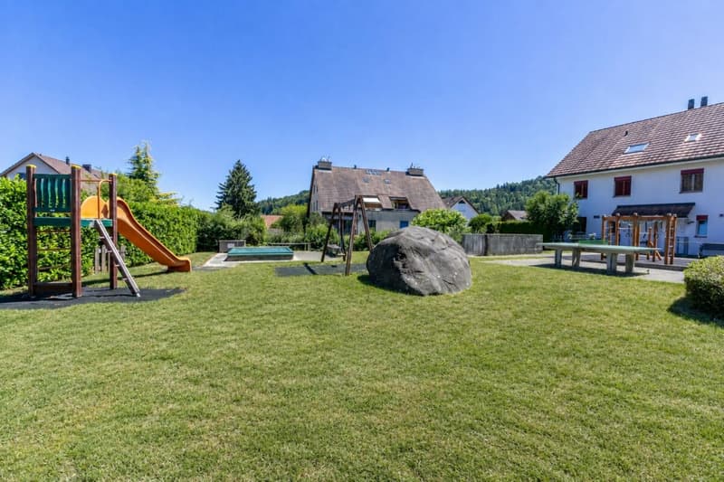 Grosszügiges 6.5-Zimmer-Doppeleinfamilienhaus mit Doppelgarage, Garten und Pool (19)