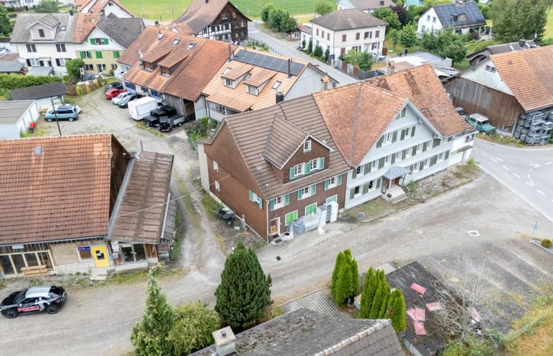Zweifamilienhaus mit Ökonomiegebäude und vielseitigem Entwicklungspotenzial (3)