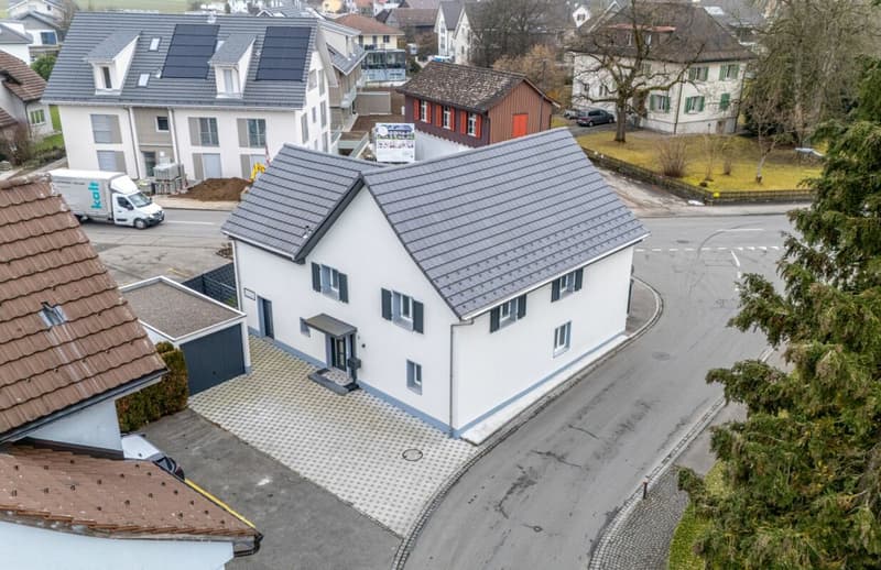 Freistehendes 7.5-Zimmer-Einfamilienhaus an zentraler Lage (2)