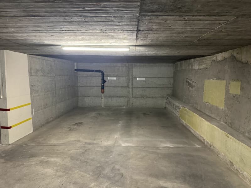Ampio posto auto in parcheggio sotterraneo in vendita (2)