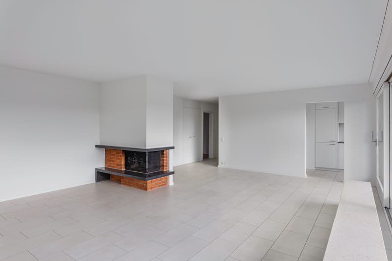 Wohnzimmer mit Cheminée (Musterbild einer bereits sanierten Wohnung)