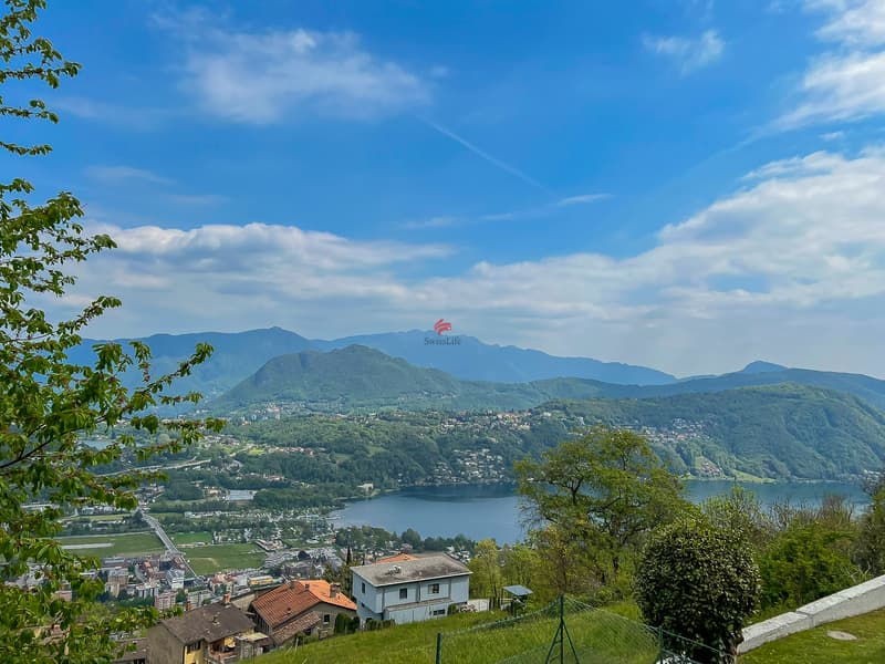 /  Vista mozzafiato sul Lago di Lugano e sulle montagne.