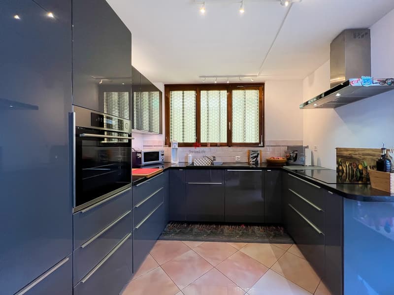 / La cucina moderna e aperta offre tanto spazio.