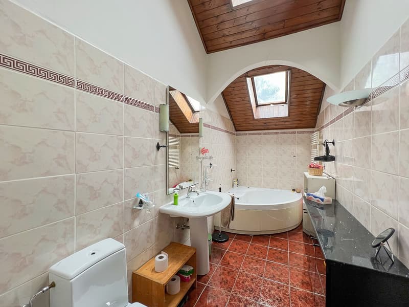 / Il bagno con grande vasca da bagno.