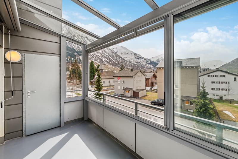 Von der verglasten Terrasse auf der Westseite schweift der Blick Richtung Skigebiet Gemsstock, Gotthardmassiv und Furkapass. Der angrenzende Abstellraum ist ideal zum Verstauen von Kissen.