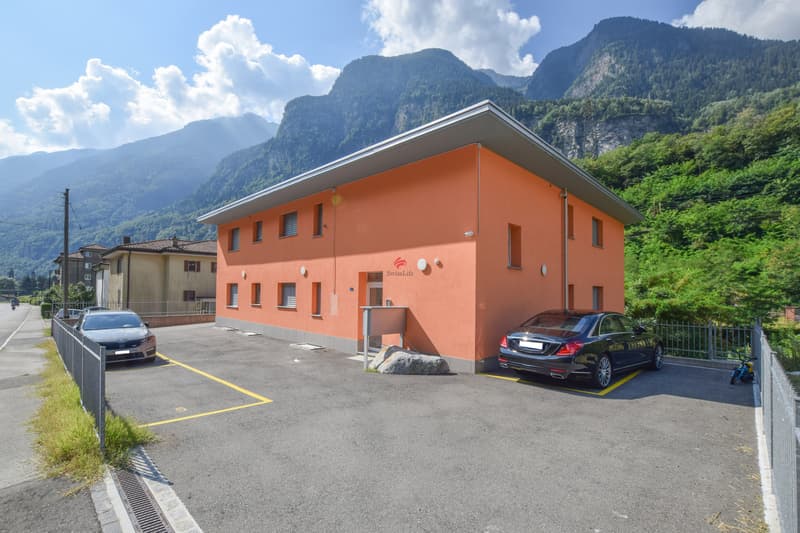 / Vista esterna / posti auto