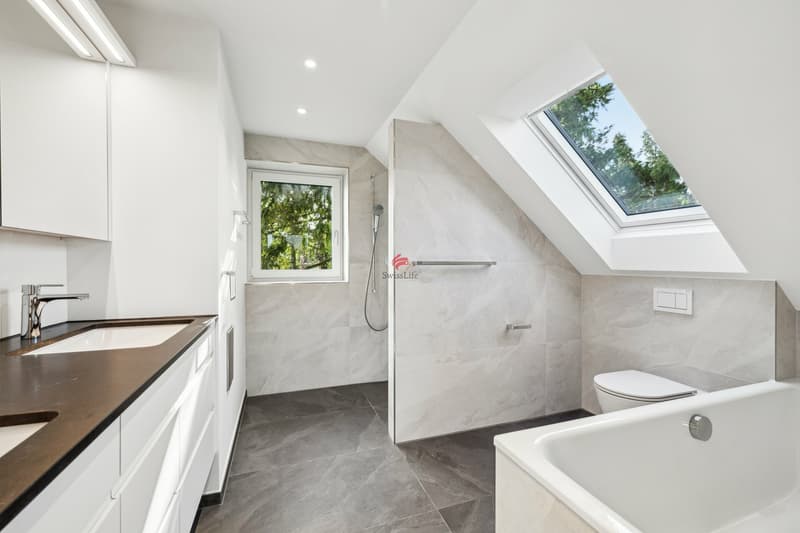 Badezimmer en suite mit Doppellavabo, Unterschrank und Spiegelschrank ...