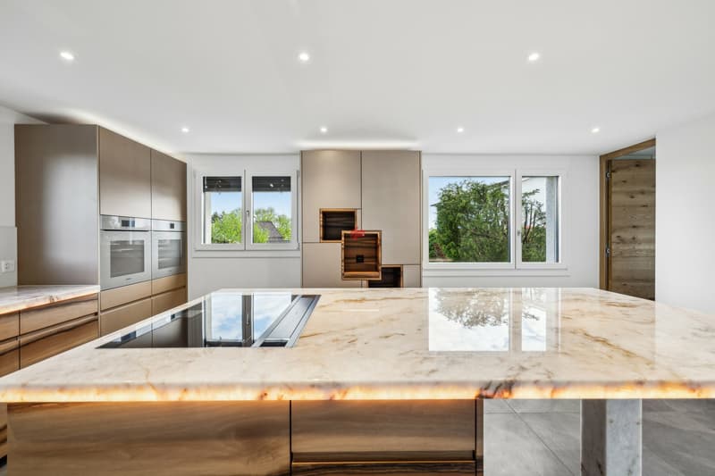 Offene Küche im Erdgeschoss mit Induktions-Kontaktkochfeld von Gaggenau mit ausfahrbarem Spritzschutz