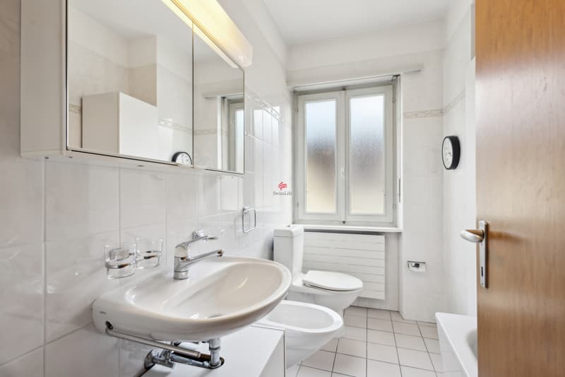 / Il bagno al primo piano dispone di una vasca da bagno, un bidet, un WC e un lavandino.