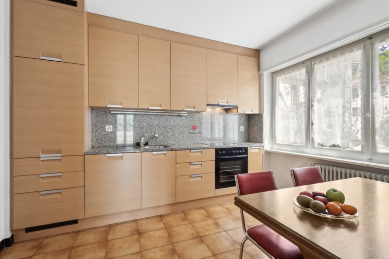 / La cucina, che è stata ristrutturata nel 2010, dispone di una piano cottura in vetroceramica e sufficientemente spazio per pranzare.