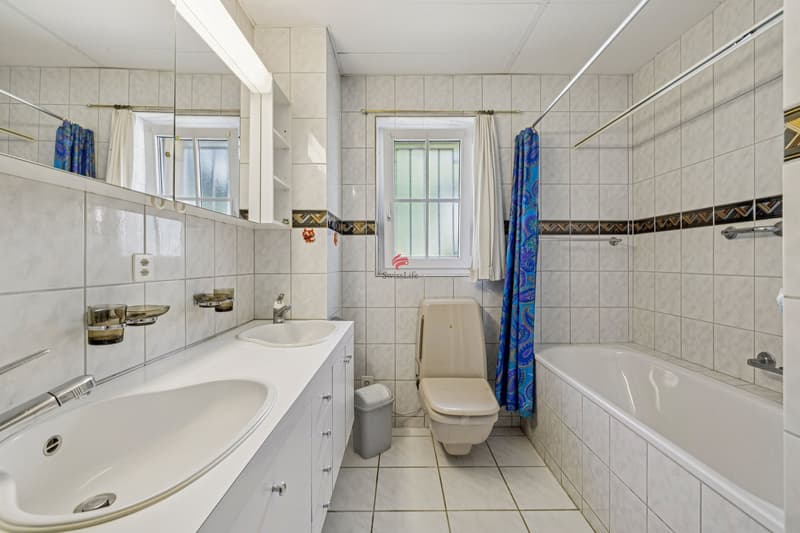 Badezimmer mit Badewanne, Doppellavabo, WC