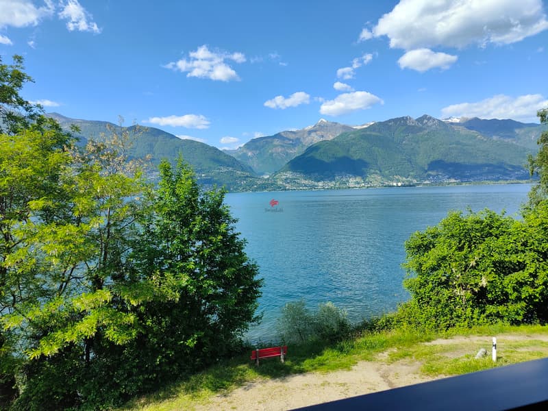 ... als auch das Verzascatal mit seiner berühmten Staumauer am Taleingang. / ... come pure la Valle Verzasca con la famosa diga all'imbocco della valle.
