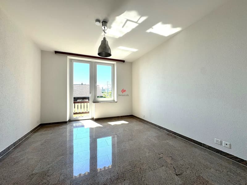 Ein Schlafzimmer verfügt über einen direkten Zugang zum Balkon mit Seesicht.
