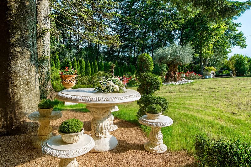 / Uno scorcio di prato, con panchine e posti a sedere dove poter oziare