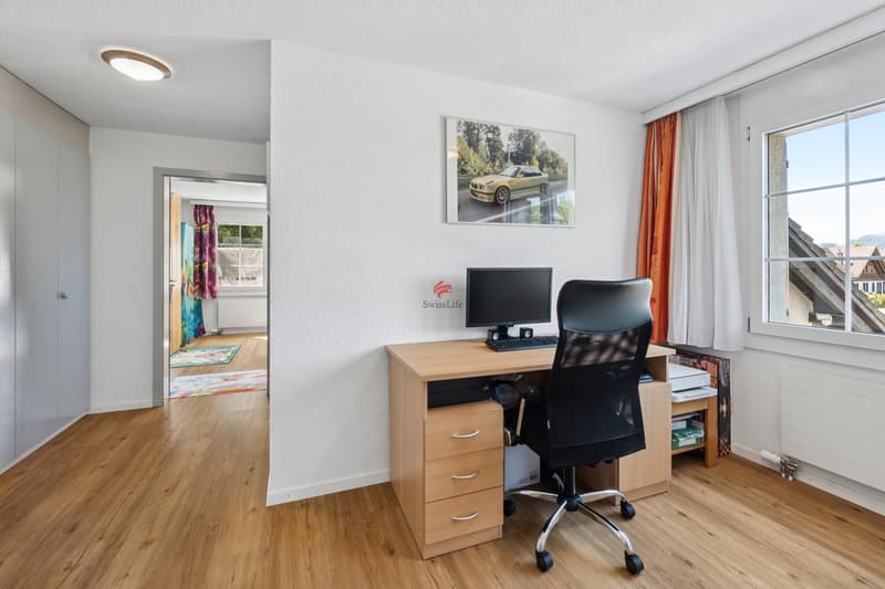 Arbeitszimmer mit Einbauschränken