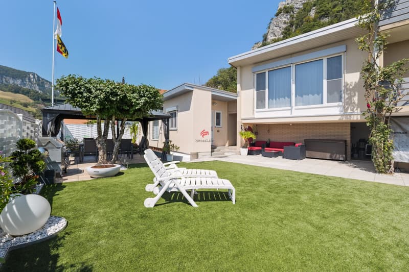 Garten, zwei gedeckte Sitzplätze, Zugang 2½-Zimmer-Einliegerwohnung