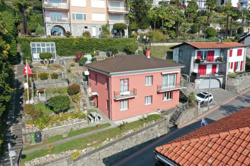 Mittendrin in Orselina - gleich vor der Haustür liegt die Bushaltestelle / In pieno centro di Orselina; davanti alla casa si trova subito la fermata del bus.