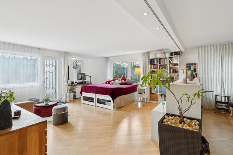 Die separate Einliegerwohnung eignet sich für Gäste, als Büroräume, für Teenager oder die Eltern. Sie kann auch in mehrere Kinderzimmer umgebaut werden.