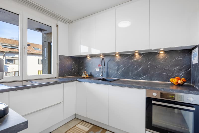 Moderne, geschlossene Küche mit zeitlosem Design