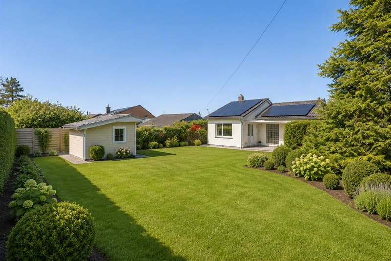 Sonniges Grundstück mit viel Potenzial (1)