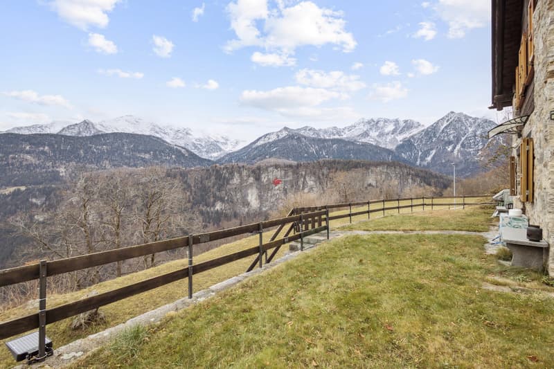 Alpenchalet mit Panoramablick auf die Berge (7)