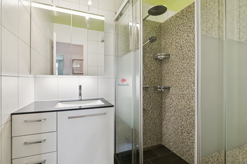 Das Badezimmer wurde 2013 modernisiert und präsentiert sich mit einer zeitgemässen Regendusche anstelle der ursprünglichen Badewanne.