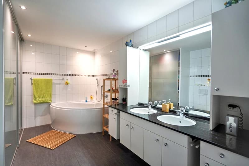 Grosses Dusche-Bad mit Doppellavabo