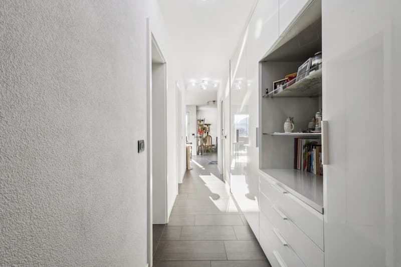 / Elegante corridoio con armadio a muro in stile moderno