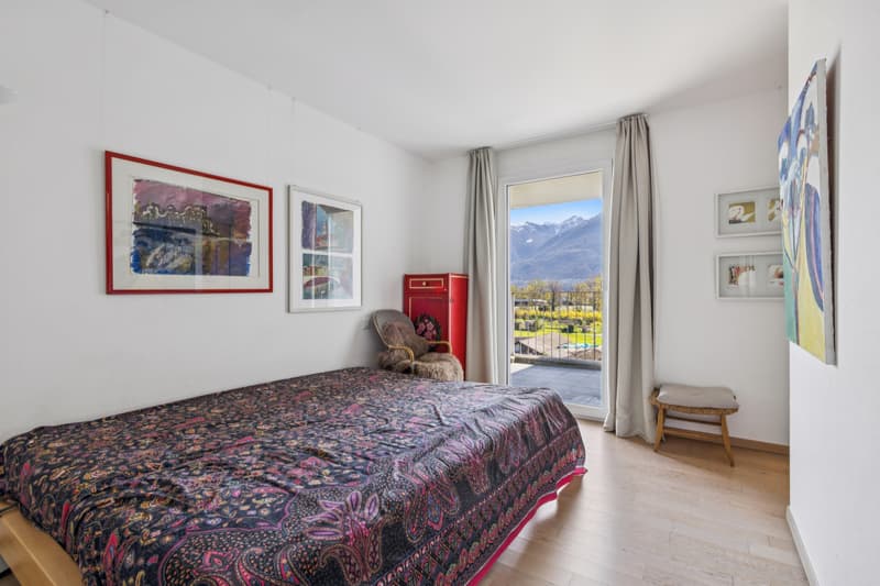 Hauptschlafzimmer mit Einbauschränken vis-à-vis des Balkons / Camera da letto principale con armadi a muro di fronte al balcone